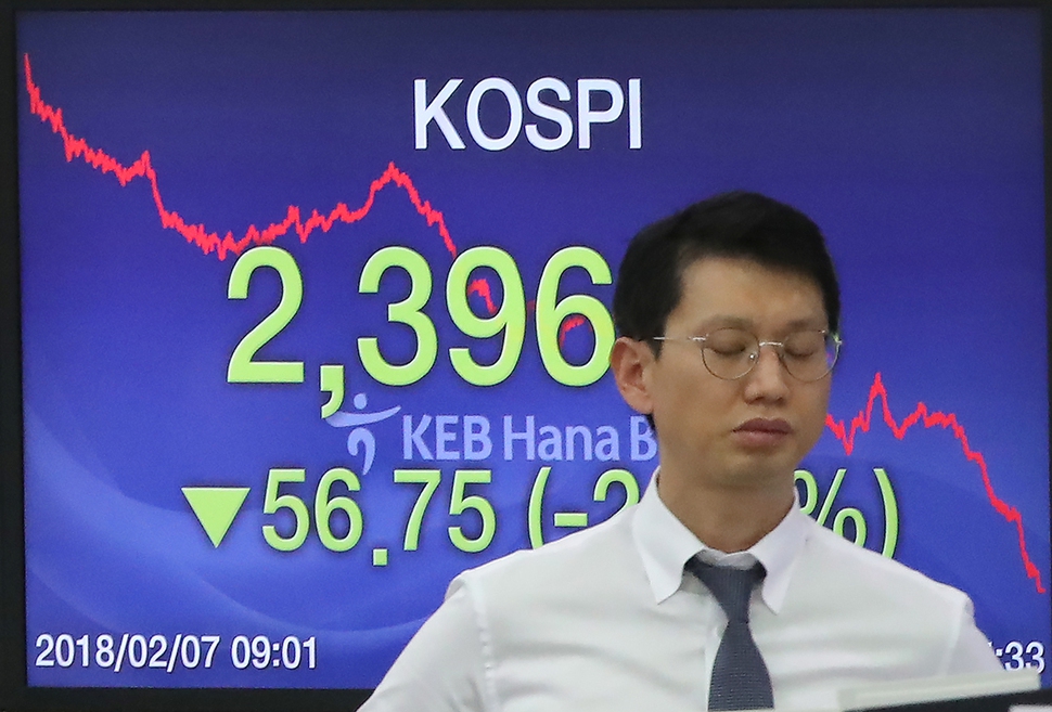 7일 오후 서울 중구 KEB하나은행 본점 딜링룸에서 직원들이 업무를 보고 있다. 이날 코스피는 56.75포인트(2.31%) 떨어진 2.396.56, 코스닥은 28.21포인트(3.29%) 내린 829.96에 마감했다.  연합뉴스