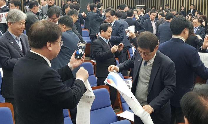 자유한국당, 올림픽 기간 “태극기 달기 운동” 