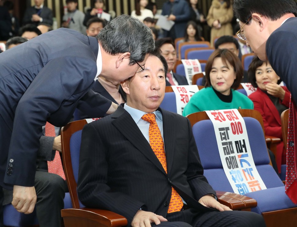 김성태 자유한국당 원내대표가 7일 오전 국회에서 열린 의원총회에서 소속 의원들과 이야기하고 있다. 이정우 선임기자 woo@hani.co.kr