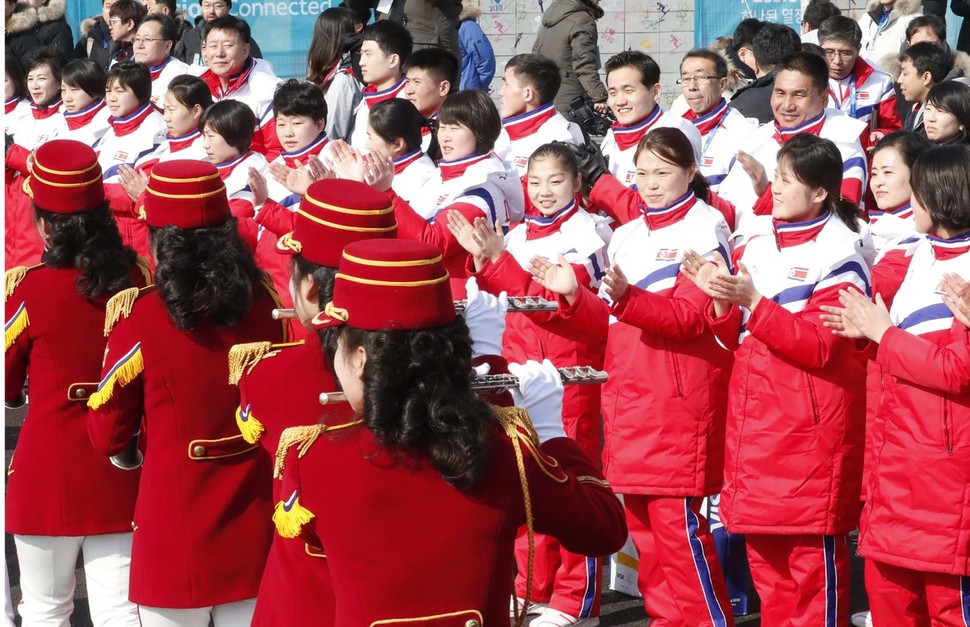 북한 선수들이 8일 오전 강원 강릉 올림픽선수촌에서 열린 입촌식에서 북한 응원단의 음악에 맞춰 박수를 치고 있다. 강릉/박종식 기자 anaki@hani.co.kr