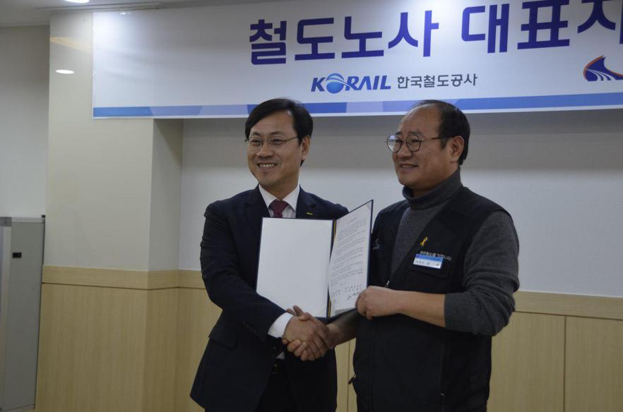 8일 오영식 한국철도공사 사장(왼쪽)과 강철 전국철도노동조합 위원장이 철도 해고자 98명 전원 복직에 합의했다. 철도노조 제공