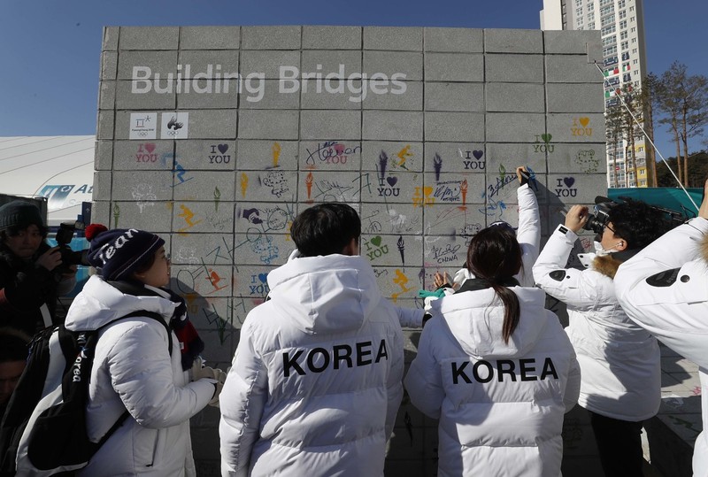 아이스하키팀 선수들이 7일 오전 강릉 올림픽선수촌에서 열린 입촌식이 끝나고 휴전벽 앞에서 사진을 하고 있다. 강릉/박종식 기자 anaki@hani.co.kr