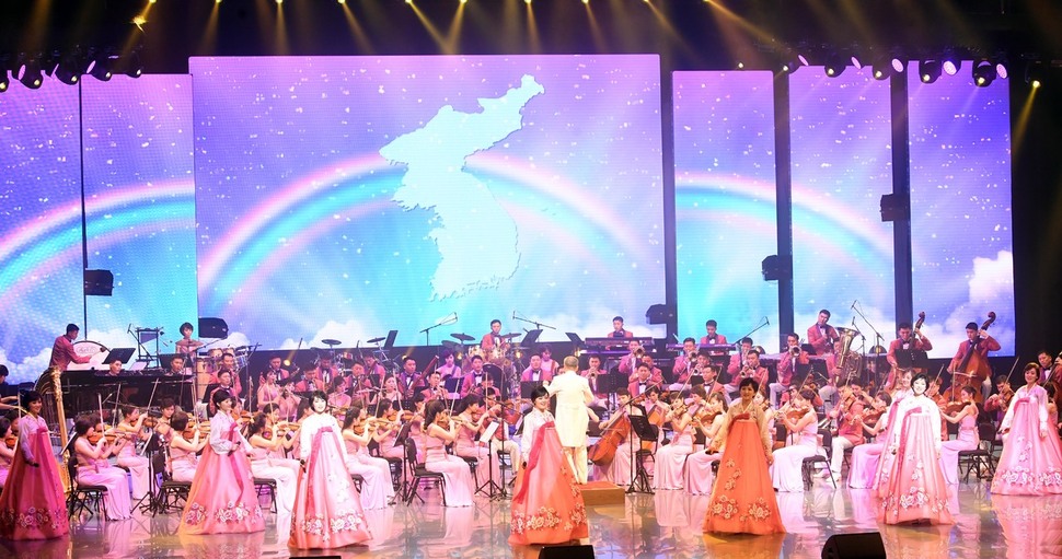 2018평창동계올림픽 및 동계패럴림픽 성공을 기원하는 북한 삼지연관현악단 공연이 8일 강릉아트센터 사임당홀에서 열려 첫곡으로 북한곡 ‘반갑습니다’를 선보이고 있다. 사진공동취재단