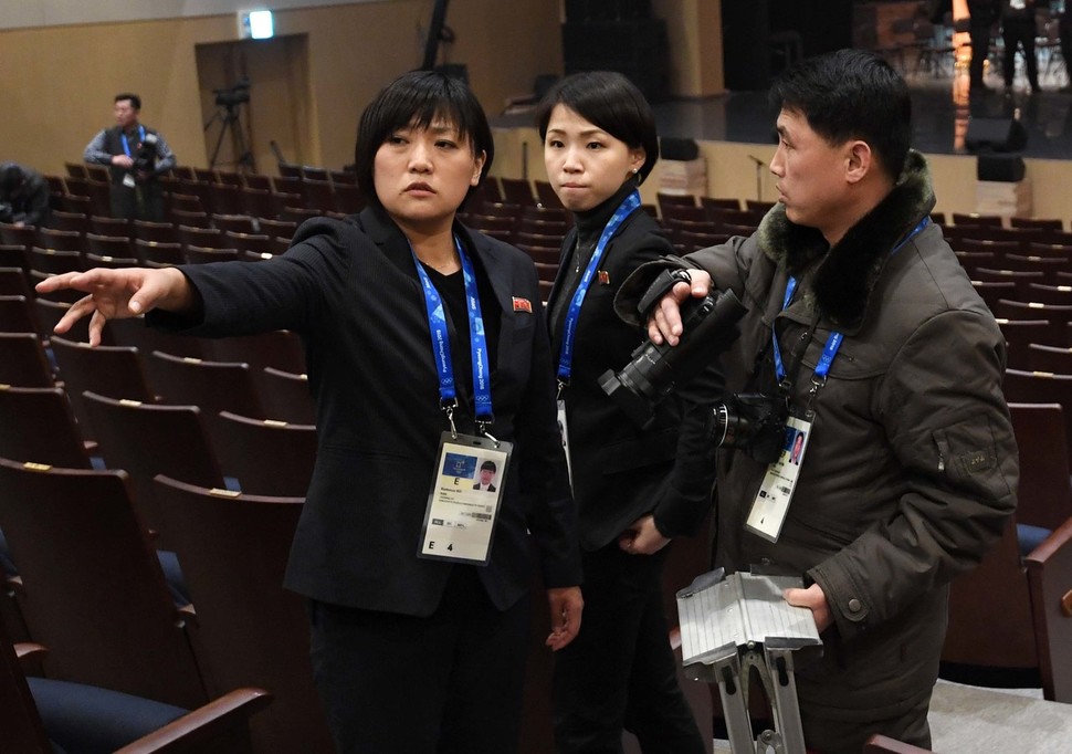 8일 오후 강원도 강릉아트센터 사임당홀에서 평창 겨울올림픽·패럴림픽 성공 기원 삼지연관현악단 특별공연이 열리기 전 북한 기자단이 취재 동선을 확인하고 있다. 강릉/사진공동취재단