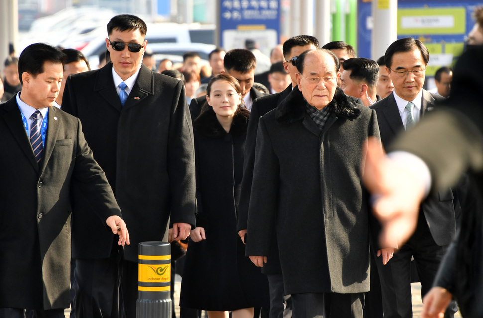 북한 김정은 노동당 위원장의 여동생 김여정 노동당 중앙위 제1부부장을 포함한 고위급 대표단이 9일 전용기를 타고 인천공항에 도착해 평창동계올림픽에 참석하기 위해 KTX 공항역 으로 향하고 있다. 영종도=청와대사진기자단