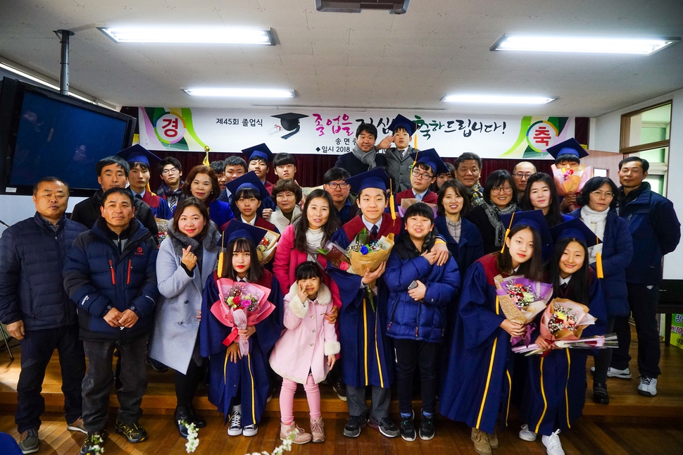 9일 오전 열린 충북 괴산 송면중 졸업식은 학생과 학부모 등 가족이 어우러진 동네 축제였다. 송면중 제공