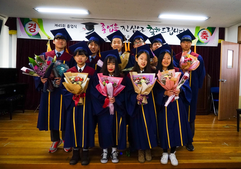 9일 열린 졸업식에서 세상에서 하나밖에 없는 졸업앨범을 선물받은 괴산 송면중 학생들. 송면중 제공