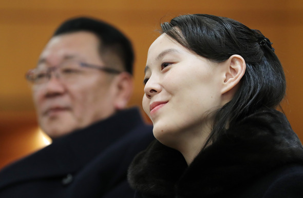 김여정 북한 노동당 중앙위 부부장이 9일 인천공항에 도착해 미소 짓는 모습.