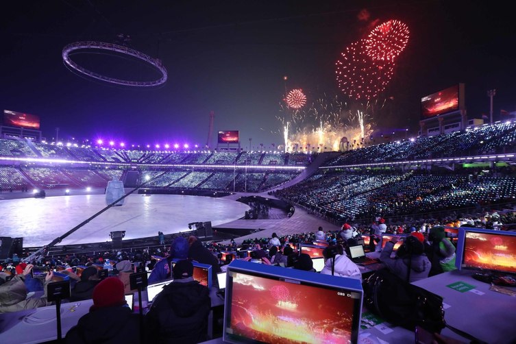 9일 저녁 평창 올림픽스타디움에서 열린 2018 평창겨울올림픽 개막식에서 대회 개막을 알리는 축포가 쏘아지고 있다. 공동취재사진