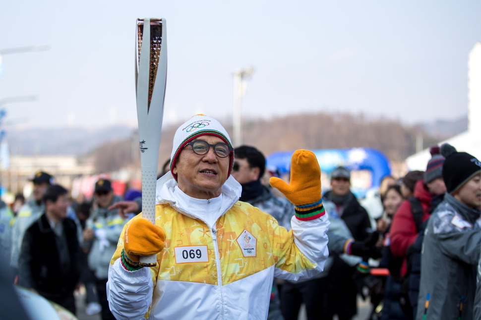 영화배우 성룡(청룽)이 평창동계올림픽 개막일인 9일 오전 알펜시아 올림픽파크 인근에서 성화봉송을 하고 있다. 2018.2.9 연합뉴스