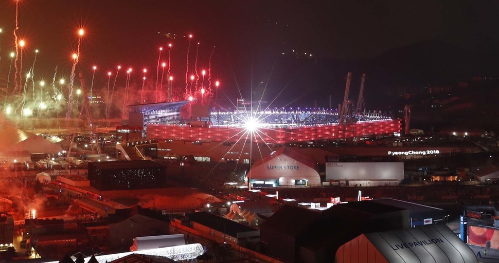 9일 저녁 평창올림픽스타디움에서 개막식의 시작을 알리는 축포가 밤하늘을 수놓고 있다. 평창/박종식 기자 anaki@hani.co.kr