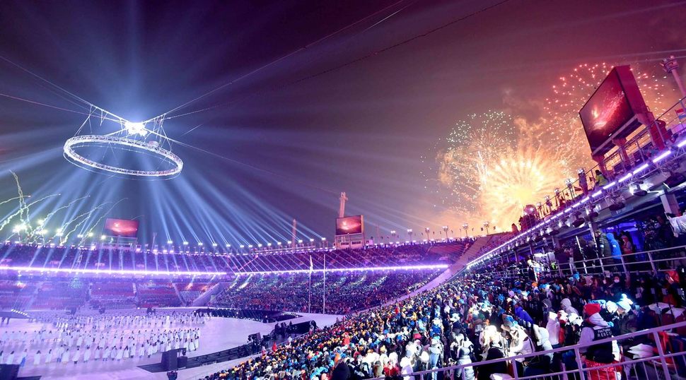 9일 강원도 평창 올림픽 스타디움에 불꽃이 솟아오르고 있다. 평창/공동취재사진