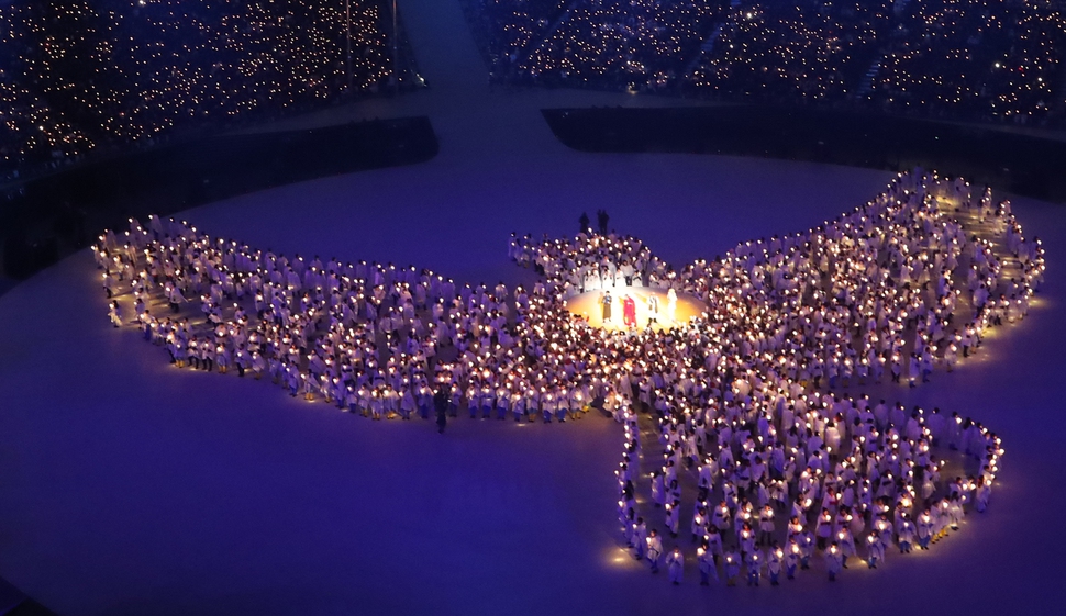 가수 하현우, 이은미, 전인권, 안지영이 ‘이매진’을 부르는 동안 촛불이 큰 비둘기 형상을 그리고 있다. 평창/연합뉴스
