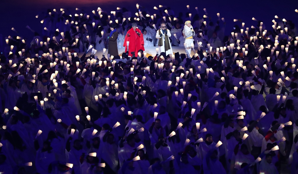 가수 전인권, 이은미, 하현우, 안지영이 개막식에서 존 레논의 ‘이매진’을 합창하고 있다. 평창/연합뉴스
