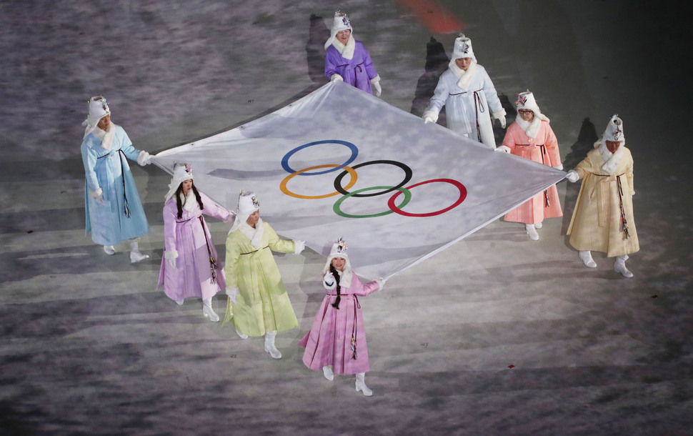 올림픽 메달리스트들과 유망주들이 올림픽기를 들고 입장하고 있다. 평창/연합뉴스