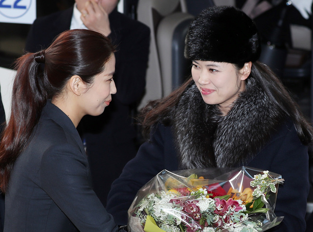 북한 삼지연관현악단 현송월 단장이 10일 오전 서울의 모 숙소에 도착해 숙소 관계자로부터 꽃다발을 받고 있다. 연합뉴스