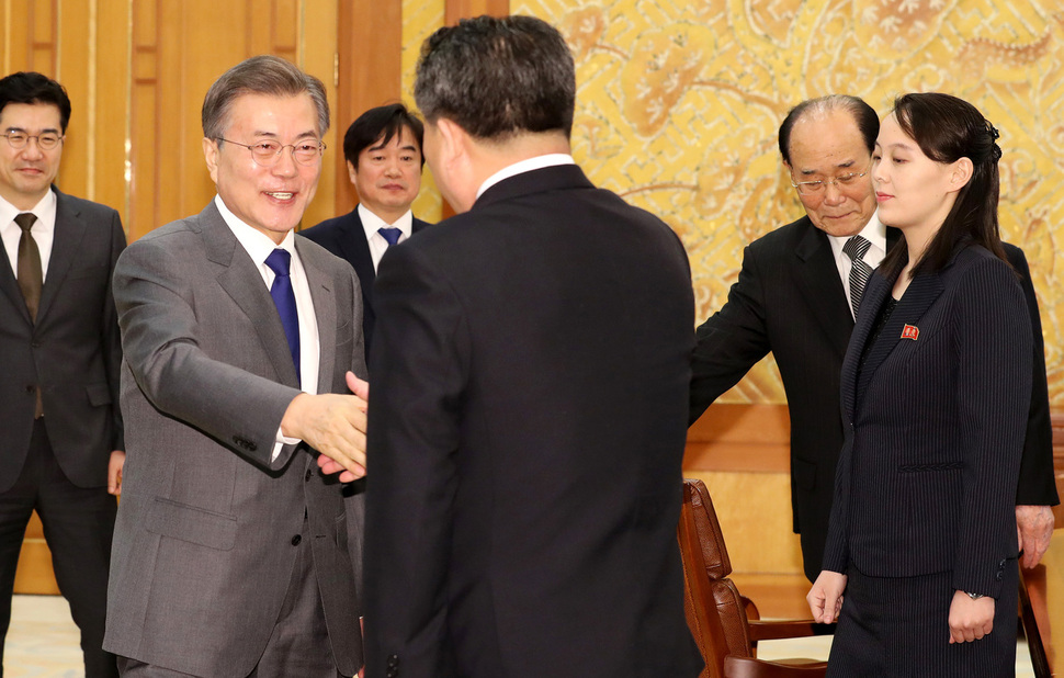 문재인 대통령이 10일 오전 청와대에서 평창동계올림픽을 계기로 방남한 북한 김영남 최고인민회의 상임위원장, 김정은 북한 노동당 위원장의 여동생 김여정 노동당 중앙위 제1부부장을 비롯한 북한 고위급대표단과을 반갑게 맞이하고 있다. 청와대사진기자단