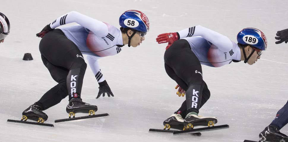 ‘2018 평창겨울올림픽’ 쇼트트랙 남자 1500m 결선에 진출한 황대헌, 임효준(오른쪽)이 10일 밤 강원도 강릉시 강릉아이스아레나에서 경기를 펼치고 있다. 강릉/김성광 기자 flysg2@hani.co.kr