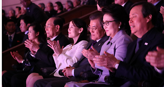 문재인 대통령과 김정숙 여사가 참석한 가운데 11일 오후 서울 중구 국립극장 해오름극장에서 북한 삼지연관현악단의 공연이 열리고 있다. 이날 행사에는 김영남 최고인민회의 상임위원장, 김여정 노동당 중앙위 제1부부장 등도 함께 참석했다. 청와대사진기자단