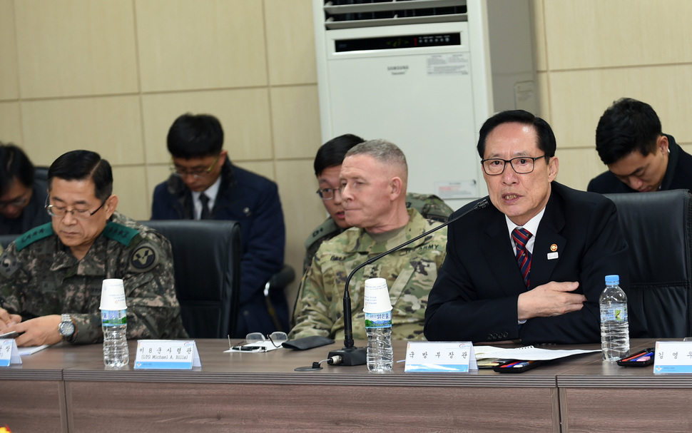 송영무 국방부 장관(앞줄 오른쪽)이 11일 마이클 빌스 주한 미 8군사령관(가운데) 등이 참석한 가운데 경기도 포천에서 열린 영평사격장 피해대책 마련을 위한 주민 간담회에서 주민 안전 대책을 강조하고 있다. 경기도 제공