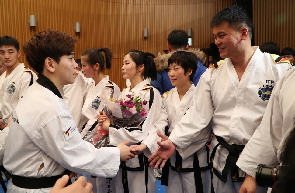 남북 태권도 시범단이 12일 서울시청 다목적홀에서 합동 시범 공연을 마친 뒤 악수하고 있다. 사진공동취재단