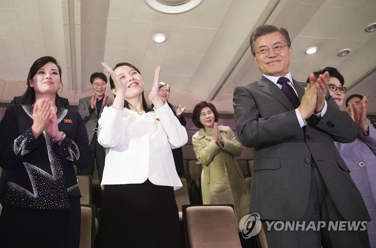 문재인 대통령이 11일 서울 국립중앙극장 해오름극장에서 김정은 노동당 위원장의 특사 자격으로 방남한 김여정 당 중앙위 제1부부장 e등 북한 고위급대표단과 함께 공연을 마친 북한 삼지연 관현악단 단원들을 격려하고 있다. 오른쪽부터 문 대통령, 김여정 당 중앙위 제1부부장, 현송월 삼지연관현악단 단장.