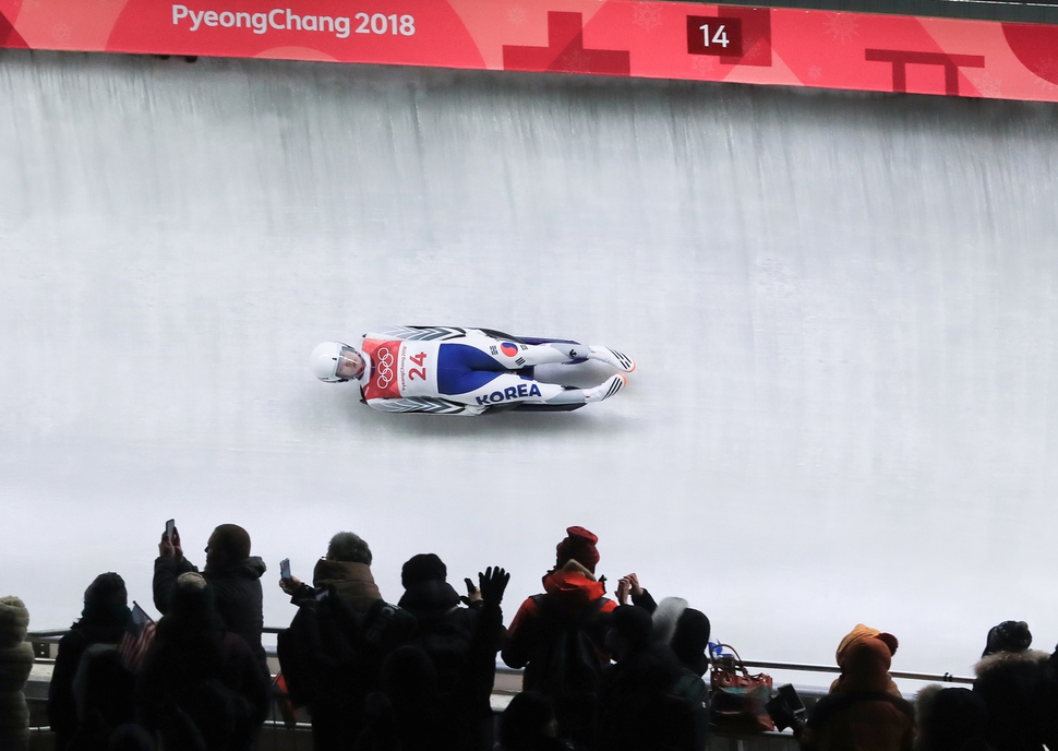 12일 강원도 평창군 슬라이딩센터에서 열린 루지 여자 싱글런1 경기에서 대한민국의 에일린 프리슈 크리스티나가 코스를 질주하고 있다. 연합뉴스