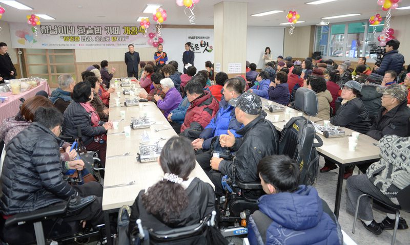 아파트에 온기 ‘저녁 밥상의 힘’…“함께라서 외롭지않아요”