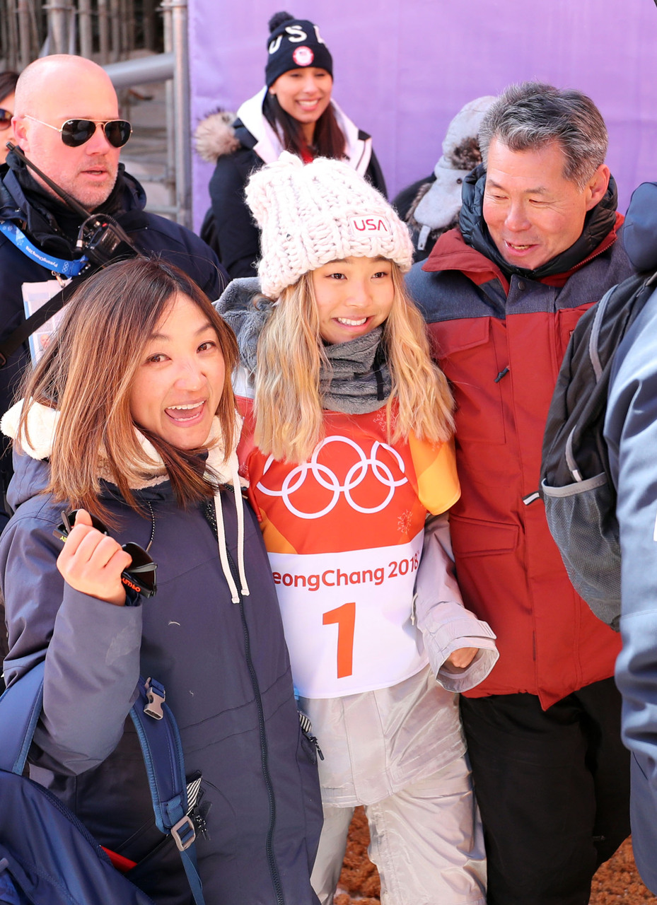 13일 강원도 평창에서 열린 2018 평창 겨울올림픽 스노보드 여자 하프파이프에서 금메달을 딴 클로이 김이 아버지 김종진(오른쪽), 어머니 윤보란씨와 함께 기뻐하고 있다. 평창/연합뉴스
