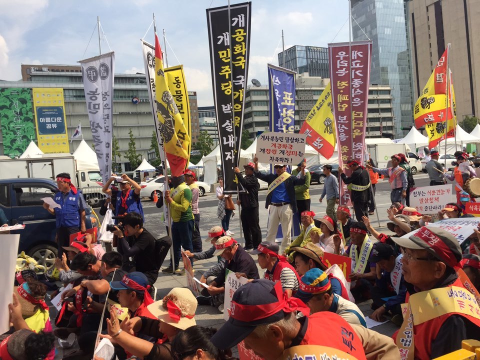 지난해 9월 서울 광화문에서 대한육견협회 회원 100여명이 모여 개고기 합법화 촉구 집회를 열었다. 유지인 교육연수생