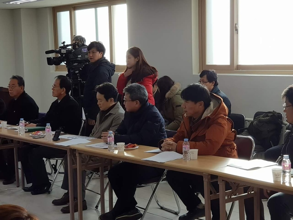 12일 오후 남경필 경기지사와 채인석 화성시장 등이 화성 향남새도시 부영임대아파트 현장에서 주민들과 간담회를 열었다. 주민 제공