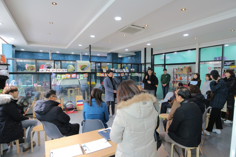 광주시 학교 밖 청소년지원센터는 13일 오후 광주시 동구 금남로 톰스톤 커피하우스에서 커피 작업장 개소식을 열었다. 광주시 학교 밖 청소년 지원센터 제공