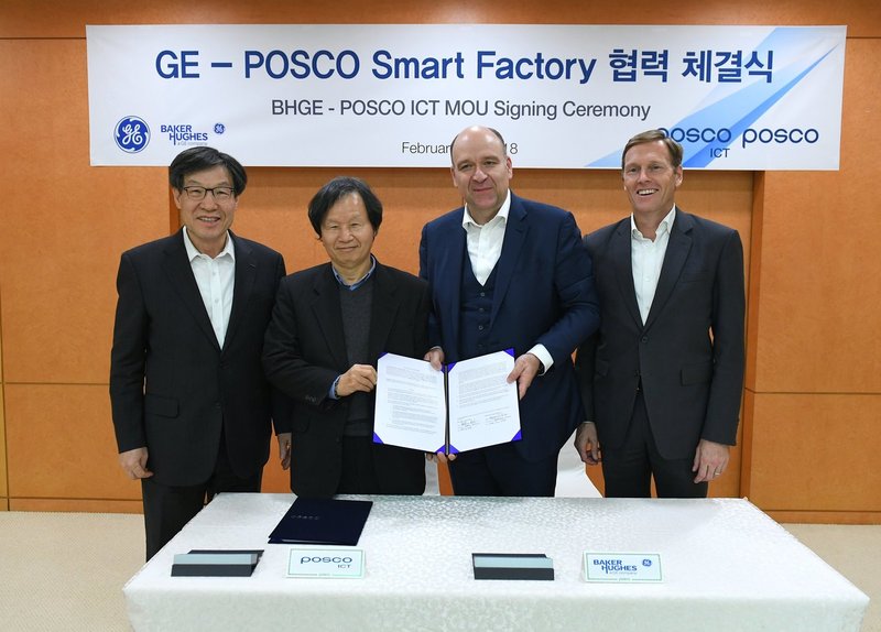 포스코와 GE는 12일 서울 강남구 대치동 포스코센터에서 스마트팩토리 플랫폼 접목을 위한 협력 체결식을 했다. 왼쪽부터 포스코 권오준 회장, 포스코 ICT(정보통신기술) 최두환 사장, BHGE(Baker Hughes, a GE company) 마티아스 하일만 CDO(최고디지털책임자), 바우터 반 월시 GE APAC(아시아-태평양지역총괄) 사장. 포스코 제공