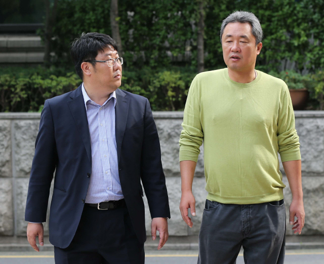 전창진(오른쪽) 감독과 이정원 변호사. 한겨레 자료사진