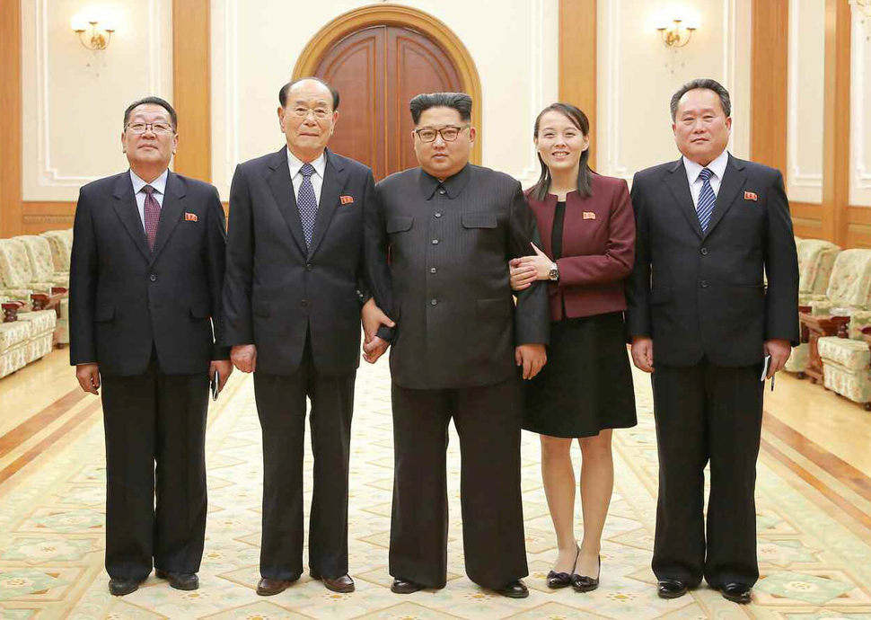 김정은 북한 노동당 위원장(가운데)이 남쪽을 방문하고 평양에 귀환한 김여정 당 중앙위 제1부부장(오른쪽 둘째) 등 고위급대표단과 만나 이들의 활동 내용을 보고받고 기념사진을 찍었다고 노동당 기관지인 이 13일 보도했다. 왼쪽부터 최휘 국가체 육지도위원회 위원장, 김영남 최고인민회의 상임위원회 위원장, 김 위원장, 김 부부장, 리선권 조국평화통일위원회 위원장. 평양/노동신문 연합뉴스