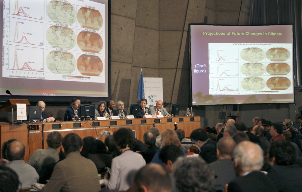 기후변화정부간협의체(IPCC)의 과학자들이 프랑스 파리에서 지구 온난화 관련 보고서 내용을 발표하고 있다. <한겨레 자료사진>