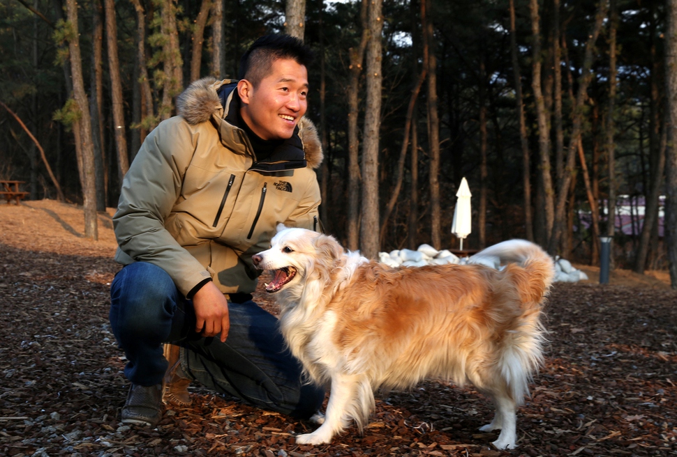 “반려견의 행동을 바꾸려면, 반려인이 먼저 바뀌어야 한다”고 말하는 강형욱 훈련사. 반려견 훈련법이 ‘알파독’에서 ‘카밍 시그널’이 대세가 되는 계기가 됐다.  남양주/강재훈 선임기자 khan@hani.co.kr