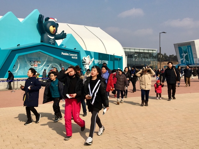 14일 오후 강릉 올림픽파크를 찾은 관람객들이 강풍으로 인해 퇴장하고 있다.