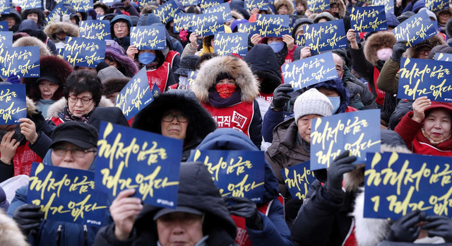 지난달 30일 서울 세종로 정부서울청사 앞에서 열린 민주노총 결의대회에서 노동자들이 ‘최저임금은 죄가 없다’라고 적힌 손팻말을 들고 구호를 외치고 있다. 박종식 기자 anaki@hani.co.kr