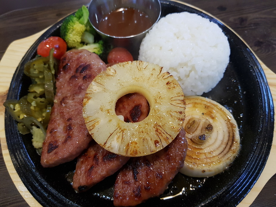 평창 케이푸드 플라자에서 판매 중인 떡갈비(8000원).