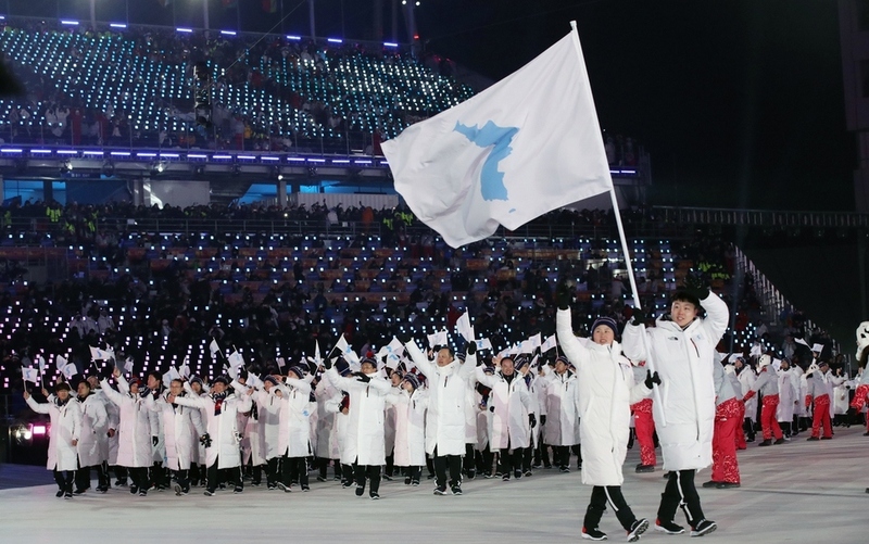 2월9일 오후 강원도 평창 올림픽스타디움에서 열린 2018 평창동계올림픽 개막식에서 남북 선수단 공동기수인 남측 원윤종, 북측 황충금이 한반도기를 앞세우고 동시 입장하고 있다. 연합뉴스