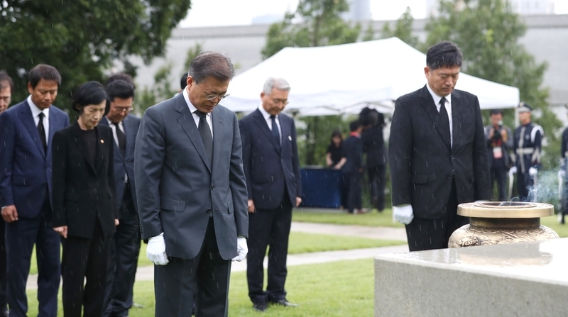 문재인 대통령이 광복절인 15일 오전 광복절 기념식 참석에 앞서 서울 용산구 효창동 백범 김구 묘역을 찾아 참배하고 있다. 광복절에 백범 묘역을 찾은 현직 대통령은 문 대통령이 처음이다. 청와대사진기자단