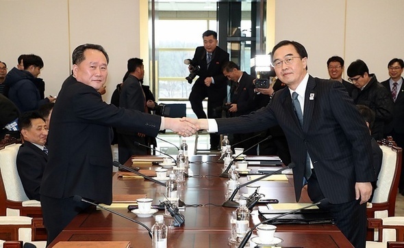 우리측 수석대표인 조명균 통일부 장관과 북측 수석대표인 리선권 조국평화통일위원회 위원장이 1월9일 판문점 남측지역 평화의집에서 열린 남북고위급 회담에서 악수하고 있다. 사진공동취재단