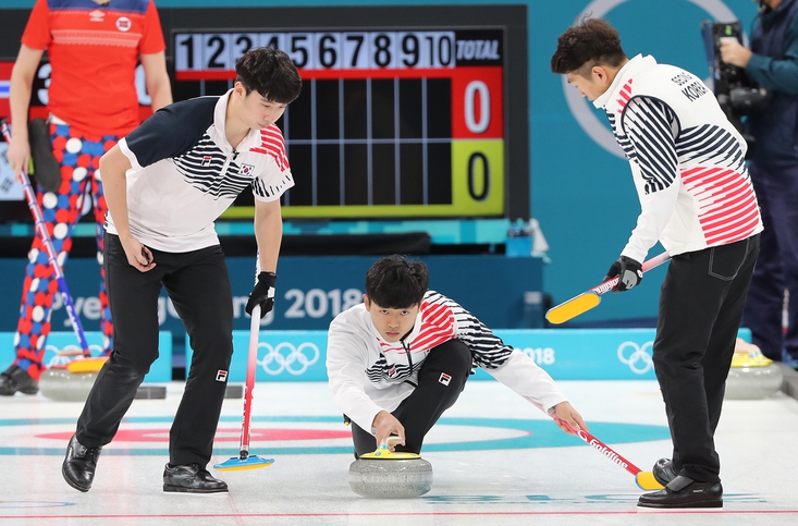 16일 오전 강릉컬링센터에서 열린 2018 평창겨울올림픽 남자 컬링 예선 3차전 노르웨이와의 경기에서 한국의 이기복이 스톤을 투구하고 있다. 연합뉴스