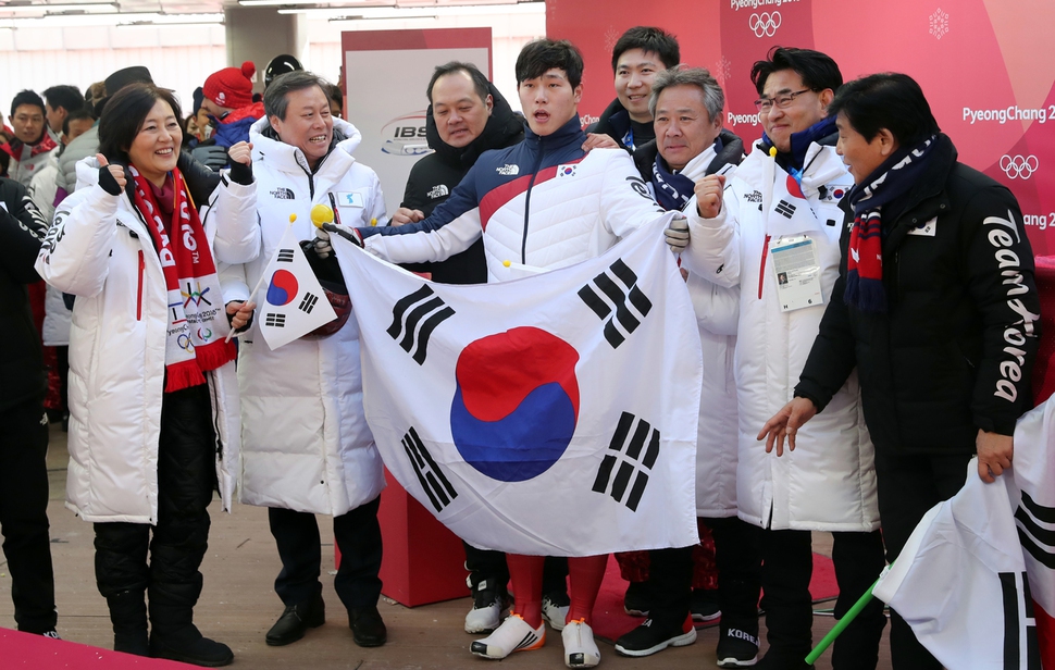 박영선 더불어민주당 의원이 스켈레톤 윤성빈 선수가 금메달을 딸 당시 AD카드도 없이 피니시 라인 출입금지 구역에 들어간 것으로 드러났다. 경기 뒤 박 의원이 윤성빈 선수(가운데) 등과 기념사진을 찍고 있다. 평창/연합뉴스