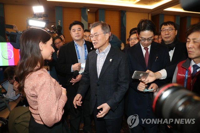 문재인 대통령이 17일 평창 동계올림픽 메인프레스센터에서 내외신 기자들과 만나 남북 정상회담을 두고 “우물가에서 숭늉 찾는 격”이라고 말했다.