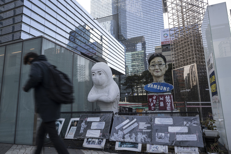 지난해 11월26일 서울 서초구 삼성그룹 본사 앞에서 반도체 노동자 건강·인권단체 ‘반올림’이 삼성쪽에 직업병 문제 해결을 촉구하며 천막농성을 벌이고 있다. 김성광 기자 flysg2@hani.co.kr