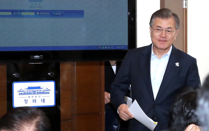 문재인 대통령이 19일 청와대 여민관에서 열린 수석보좌관회의를 주재하기 위해 입장하고 있다. 연합뉴스