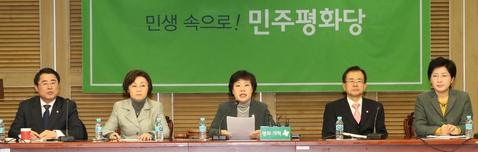 지난달 29일 국회 의원회관에서 열린 민주평화당 중앙운영위원회에서 민주평화당 의원들이 전날 국민의당 당무위원회 의결로 자신들에게 징계가 결정된 것을 비판하고 있다. 왼쪽에서 두번째는 바른미래당 소속이지만 민주평화당 활동을 하고 있는 비례대표 장정숙 의원. 맨 오른쪽은 같은 상황의 비례대표 박주현 의원. 이정우 선임기자 woo@hani.co.kr