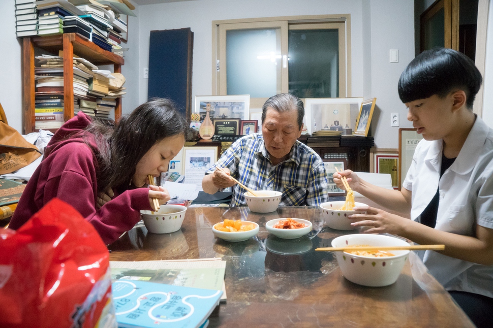 송면중 박유정(왼쪽)·이가람(오른쪽) 학생이 박온섭(가운데) 할아버지를 인터뷰하면서 라면을 나눠 먹고 있다. 송면중 제공